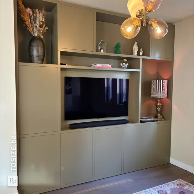 Beige dressoir met open vakken en deuren
