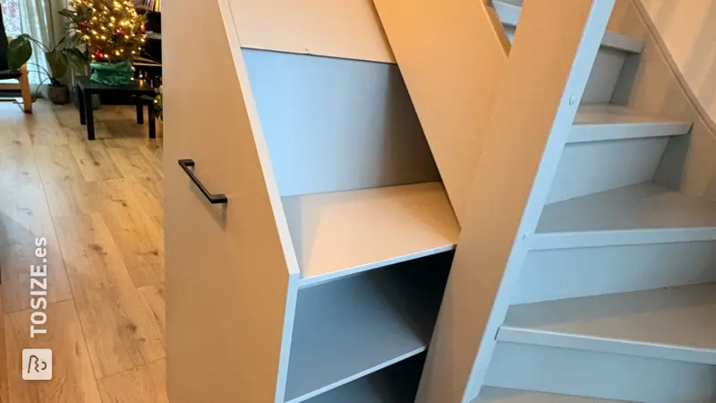 Extendable stair cupboard with storage shelves, by Wilma