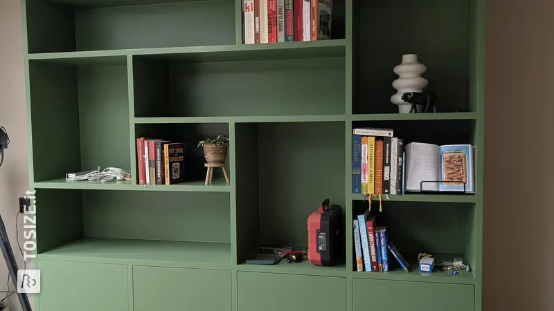 Stylish green shelving unit for the living room, by Jetteke