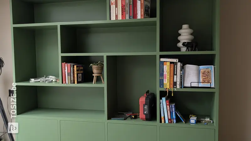 Étagère verte élégante pour le salon, par Jetteke