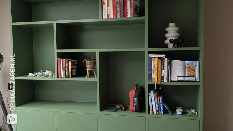 Stijlvolle groene vakkenkast voor de woonkamer, door Jetteke