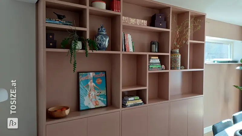 Stilvolles Terrakotta-Bücherregal für das Wohnzimmer, von Suzan