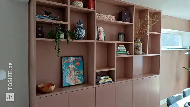 Stylish terracotta bookcase for the living room, by Suzan