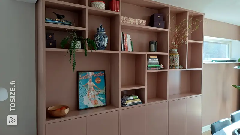 Stylish terracotta bookcase for the living room, by Suzan