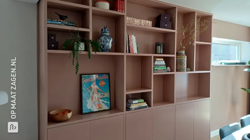 Stylish terracotta bookcase for the living room, by Suzan