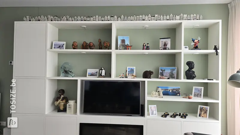 Meuble TV élégant avec cheminée électrique, par Jeroen