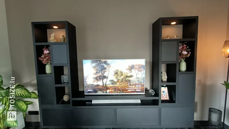Meuble TV noir élégant avec compartiments et tiroirs, par Jeanette