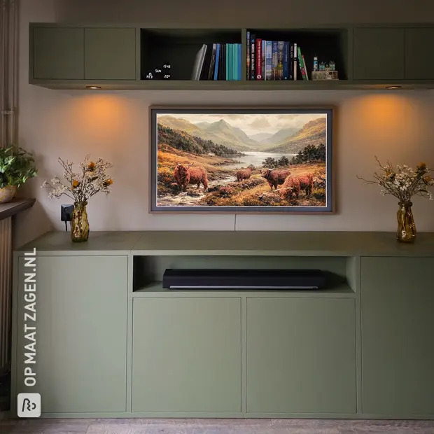 Groene dressoir met deuren en open vakken