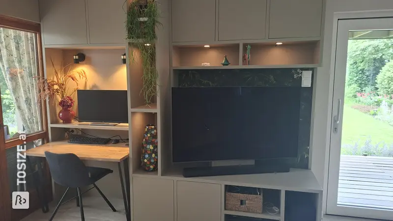 Stylish TV nook with workspace in the living room, by Irene