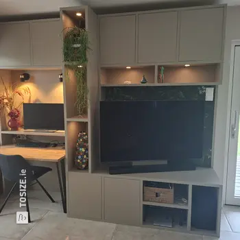 Stylish TV nook with workspace in the living room, by Irene