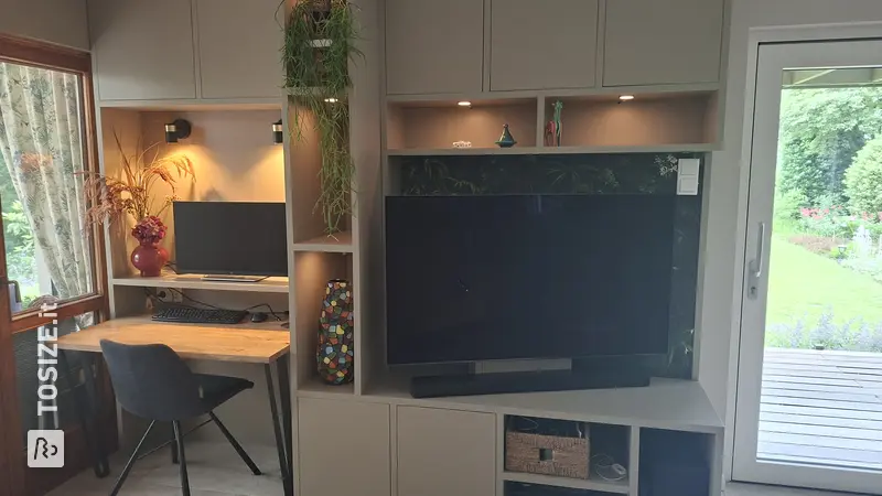 Stylish TV nook with workspace in the living room, by Irene