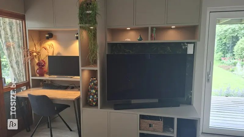 Stijlvolle TV-nis met werkplek in de woonkamer, door Irene