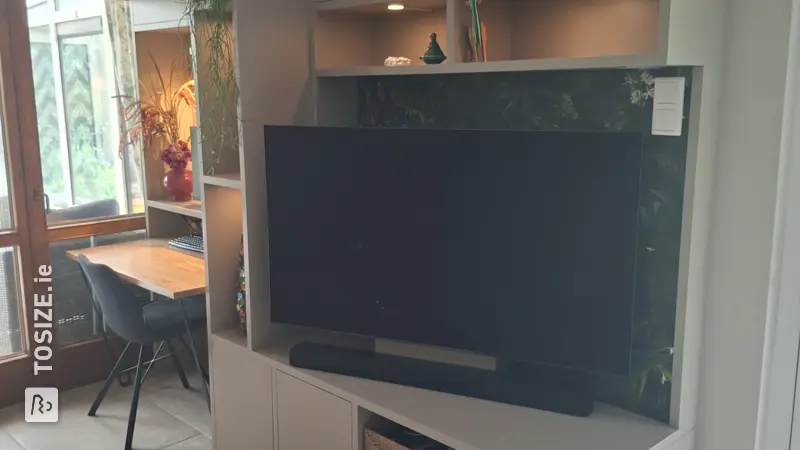 Stylish TV nook with workspace in the living room, by Irene