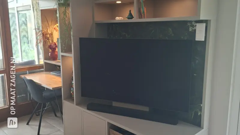 Stylish TV nook with workspace in the living room, by Irene