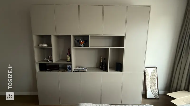 Meuble de salon avec beaucoup d'espace de rangement, par Renske