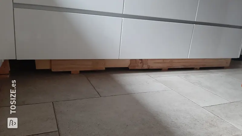 Zócalo de cocina a medida fabricado en MDF resistente a la humedad, de John
