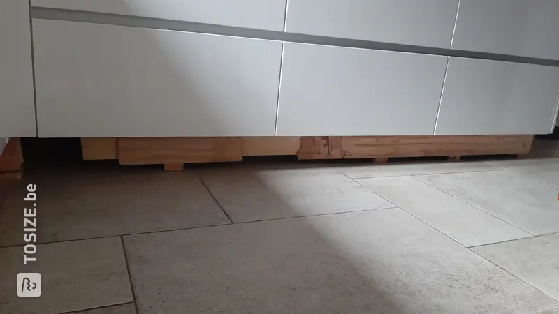 Op maat gemaakte keukenplint van vochtwerend MDF, door John
