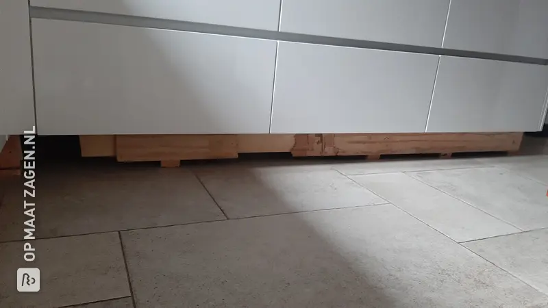 Op maat gemaakte keukenplint van vochtwerend MDF, door John