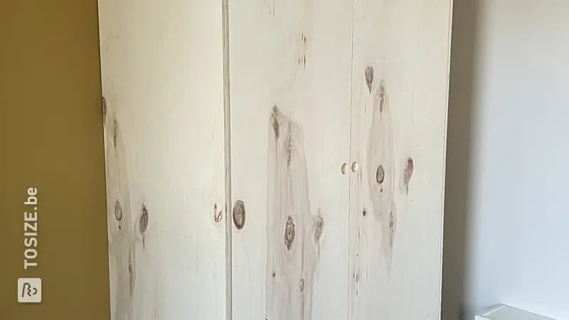 Op maat gemaakte zij- en achterwanden voor IKEA kledingkasten, door Alex