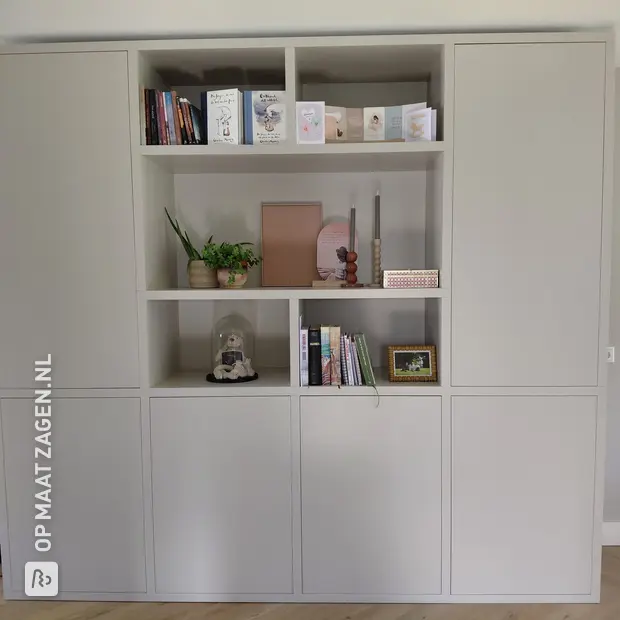 Lichte kastenwand met deuren en open vakken