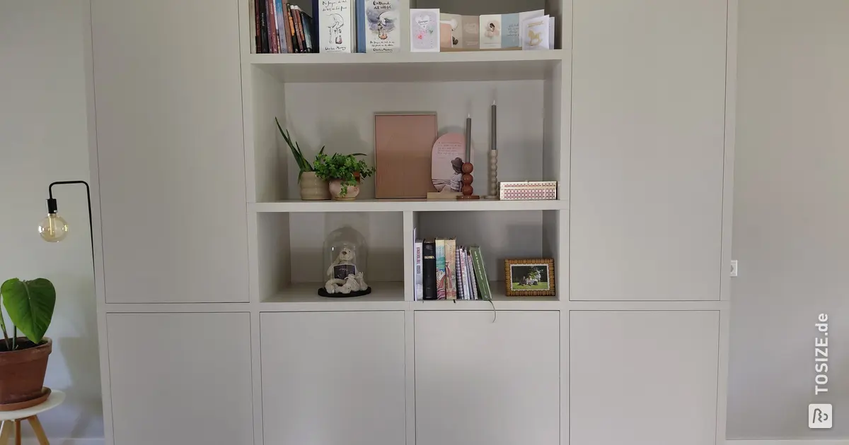 Großer Wohnzimmerschrank, gestrichen in der Farbe Subtle Stone von ...