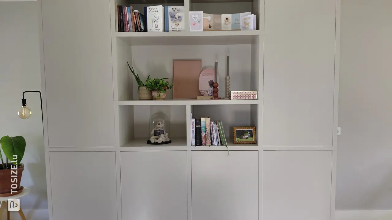 Geräumiger Wohnzimmerschrank, in der Farbe Subtle Stone von Madeleine gestrichen.