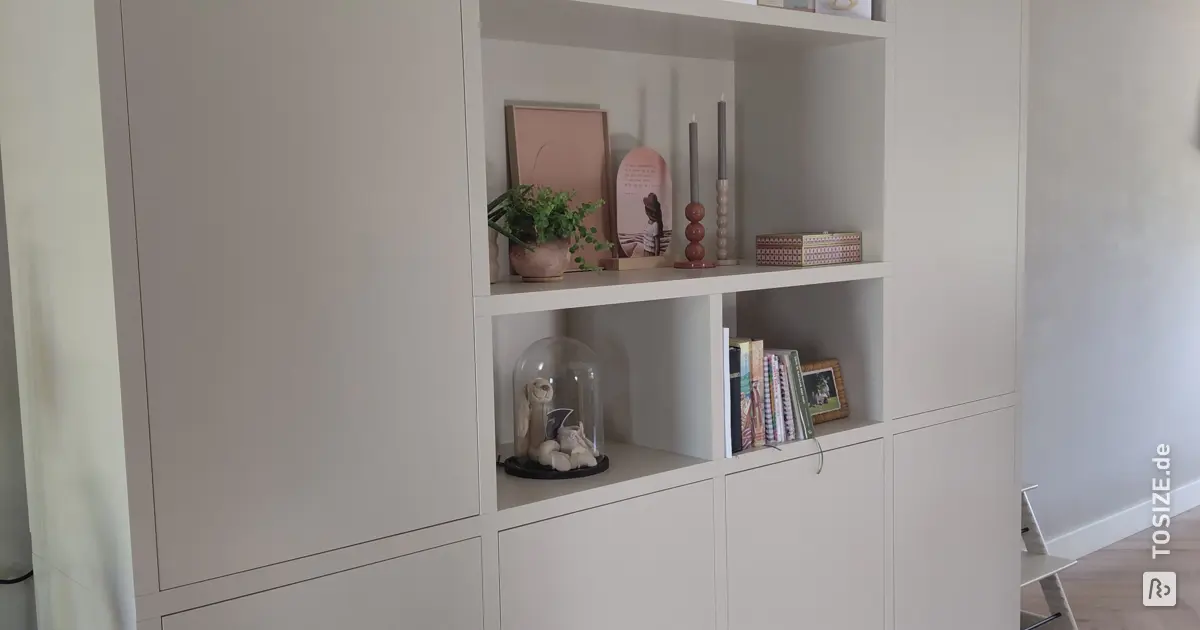 Großer Wohnzimmerschrank, gestrichen in der Farbe Subtle Stone von ...