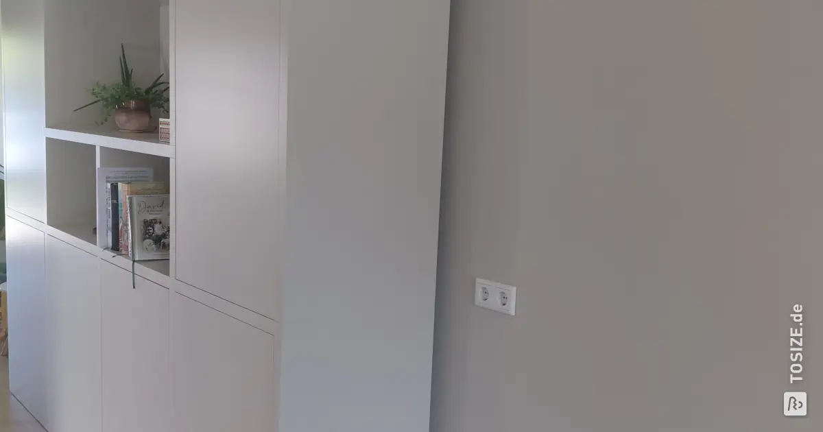 Großer Wohnzimmerschrank, gestrichen in der Farbe Subtle Stone von ...
