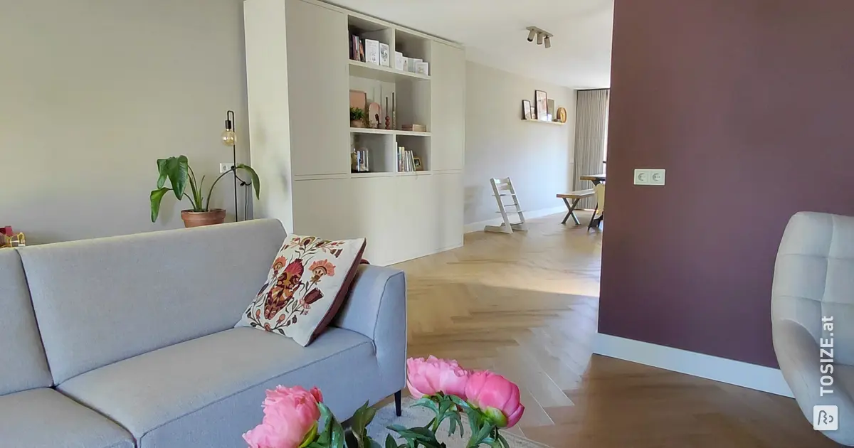 Großer Wohnzimmerschrank, gestrichen in der Farbe Subtle Stone von ...
