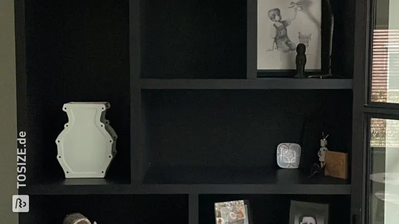 Stilvolles schwarzes Regal für das Wohnzimmer, von Sylvia