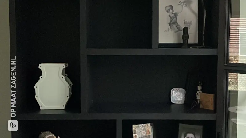 Stylish black shelving unit for the living room, by Sylvia