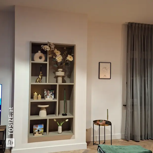 Beige Vitrine mit offenen Fächern und Regalböden
