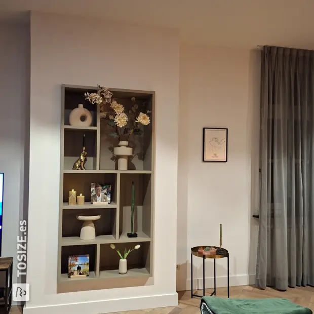 Vitrina beige con compartimentos abiertos y estantes