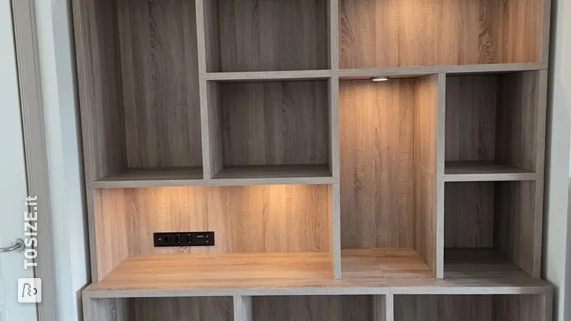 Elegante libreria con lampade dimmerabili, di Martin