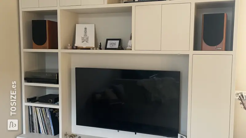 Elegante mueble para TV y música con discos de vinilo para salón, de Mirjam.