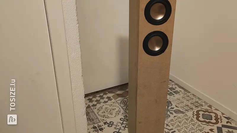 Magnifiques enceintes colonnes en MDF, par Gerjan