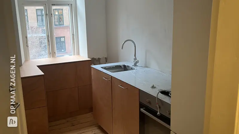 Stijlvolle keukenrenovatie met Okoume multiplex, door Andreas Bastian