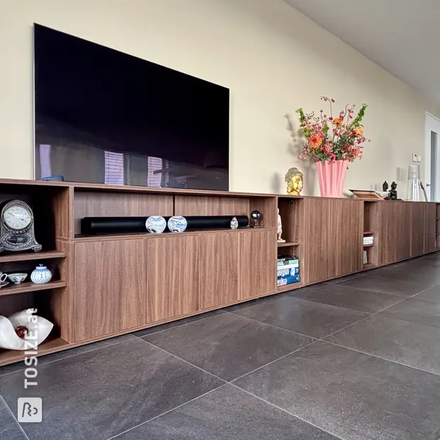 Brauner Wandschrank mit offenen Fächern und Türen