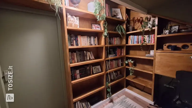 Libreria integrata con scrivania nello studio, di Kait