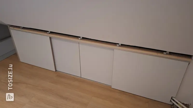 Optimisation de l'espace de rangement grâce aux portes coulissantes dans les combles, par Youri
