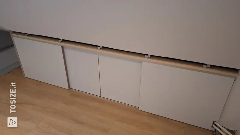 Massimo spazio di archiviazione con porte scorrevoli in soffitta, di Youri