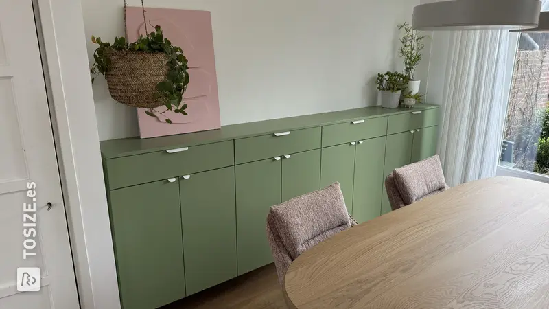 Elegante armario de pared verde para la sala de estar, por Tom