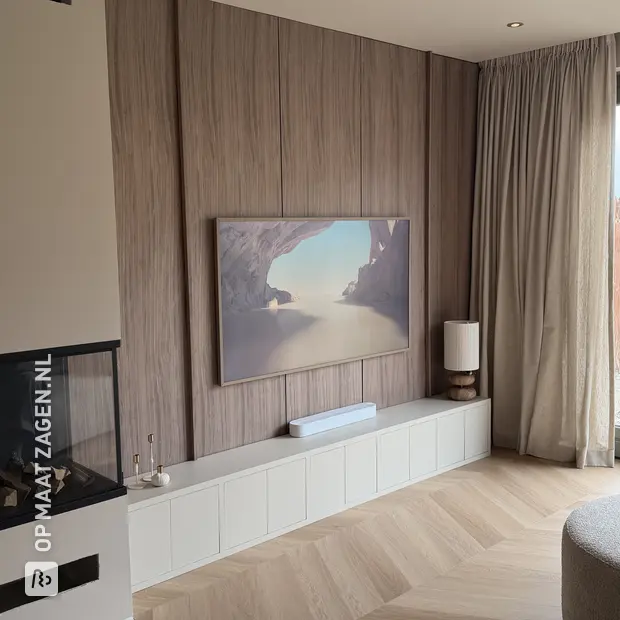 Witte kastenwand met deuren en open vakken