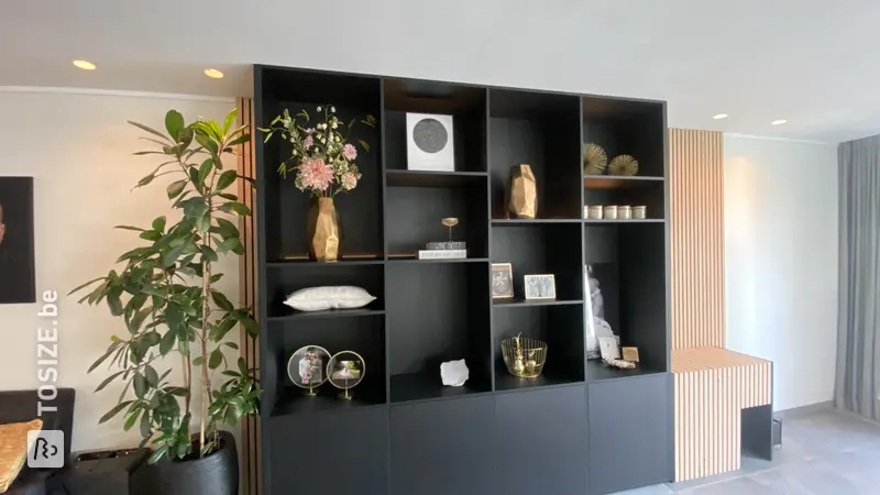 Grande étagère noire avec portes et étagères, par Rixt
