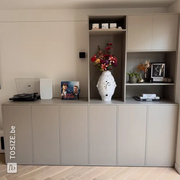 Grijze dressoir met deuren en open vakken