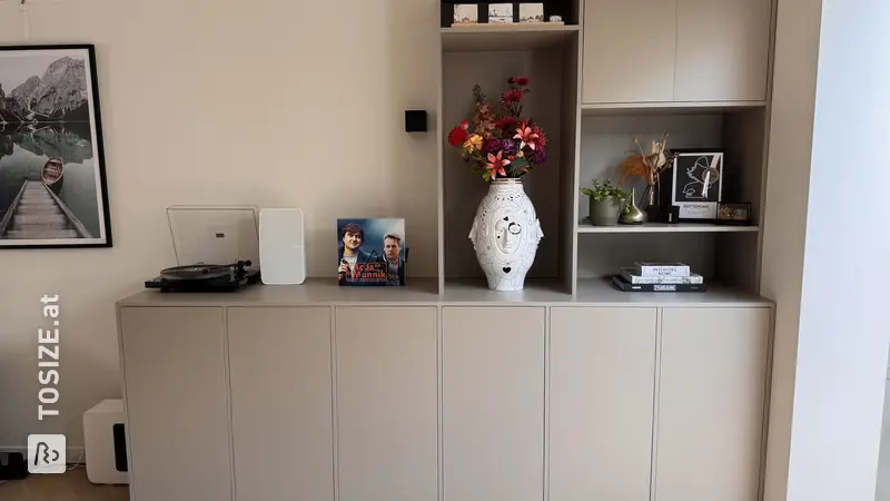 Stilvolles Sideboard mit unterschiedlicher Höhe und Tiefe, von Robin