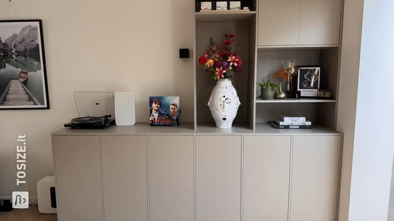 Elegante credenza con dislivello di altezza e profondità, di Robin