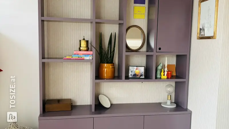 Lila Regal im Wohnzimmer, von Jose