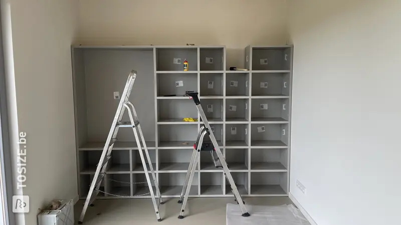 Prachtige Cloud Grey Boekenkast in de Nis, door Ronald