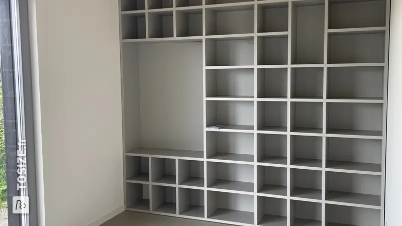 Magnifique bibliothèque gris nuage dans la niche, par Ronald